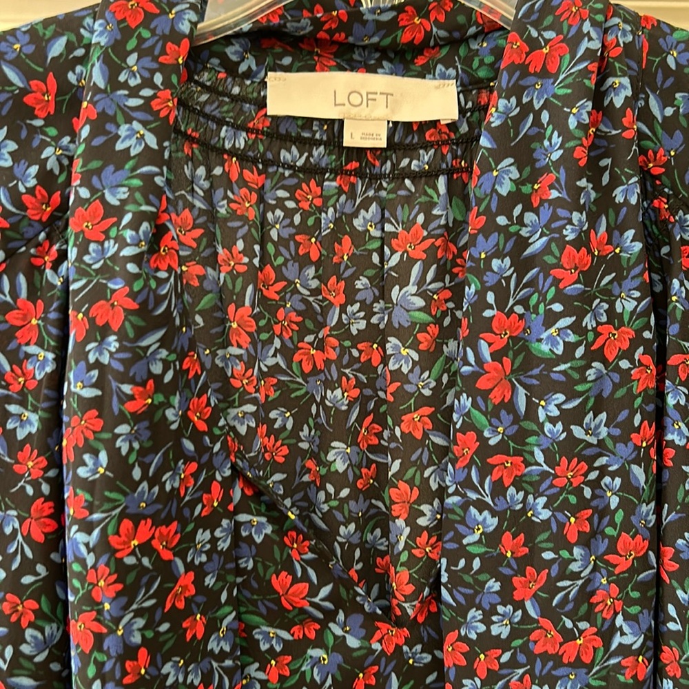 Loft top. Cute. Perfect for work. Ties in front.